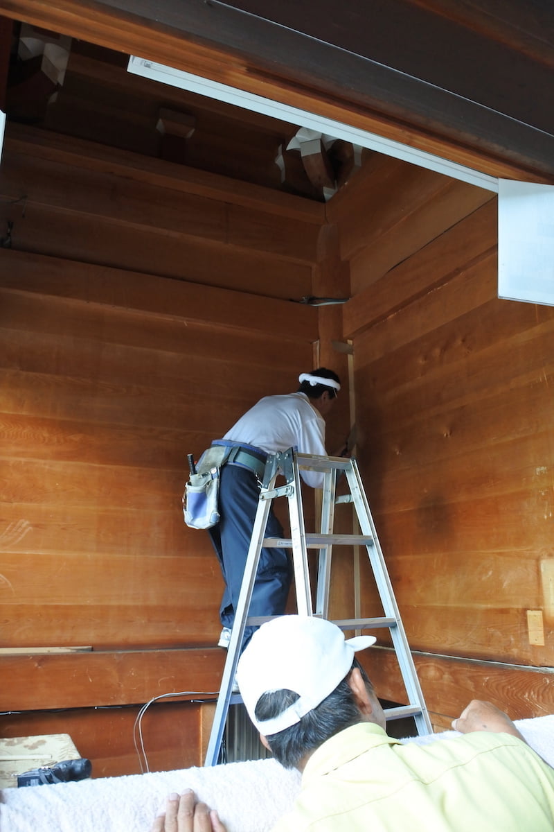 仁王像背面板壁の撤去作業