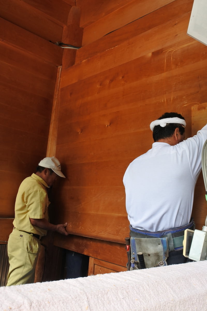 仁王像背面板壁の撤去作業