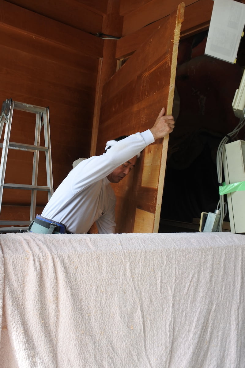 仁王像背面板壁の撤去作業