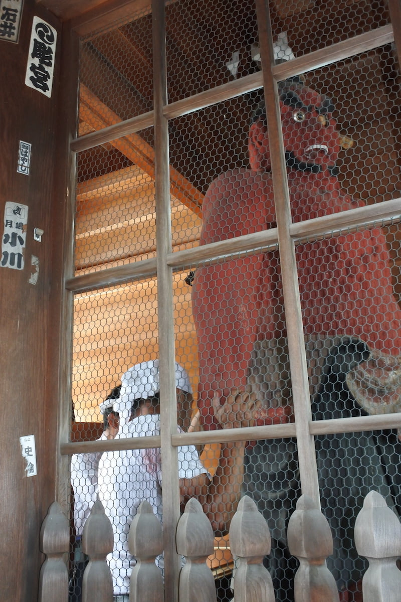 仁王像背面板壁の撤去作業