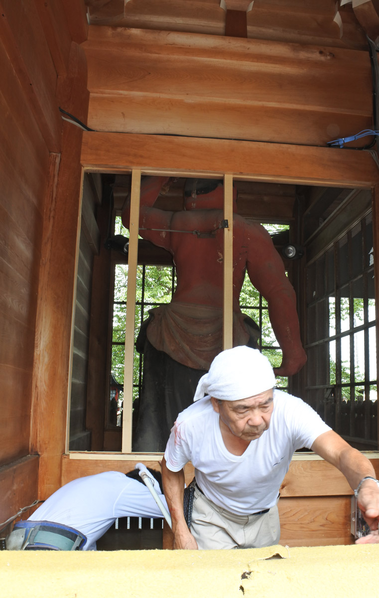 仁王像背面板壁の撤去作業