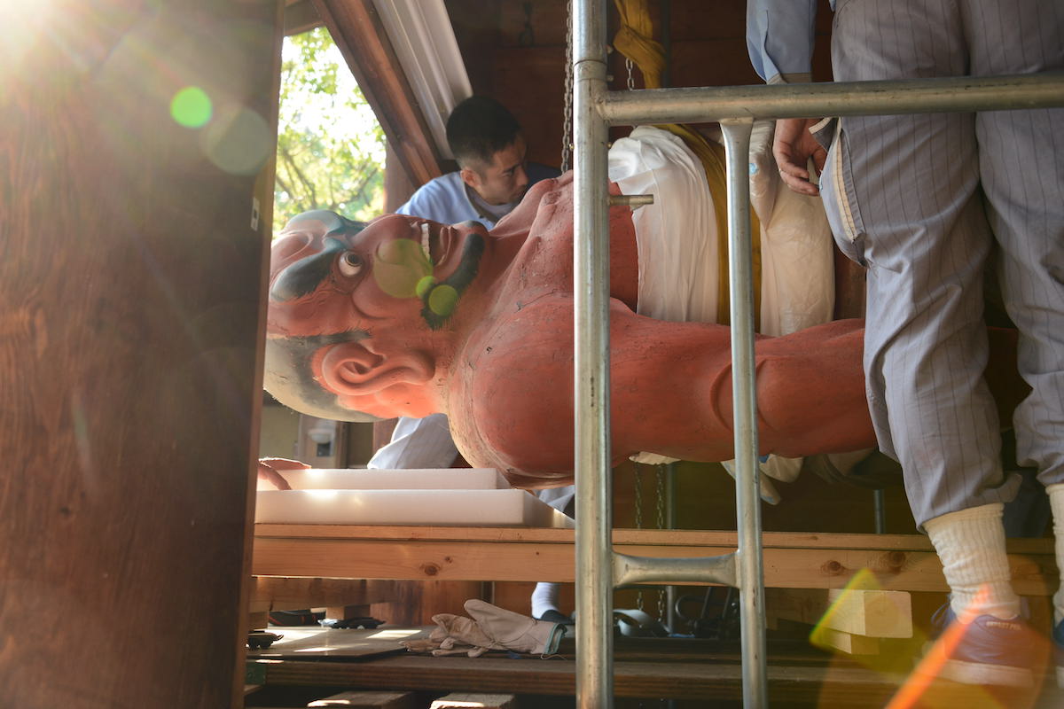 阿形仁王像を搬出台に乗せる