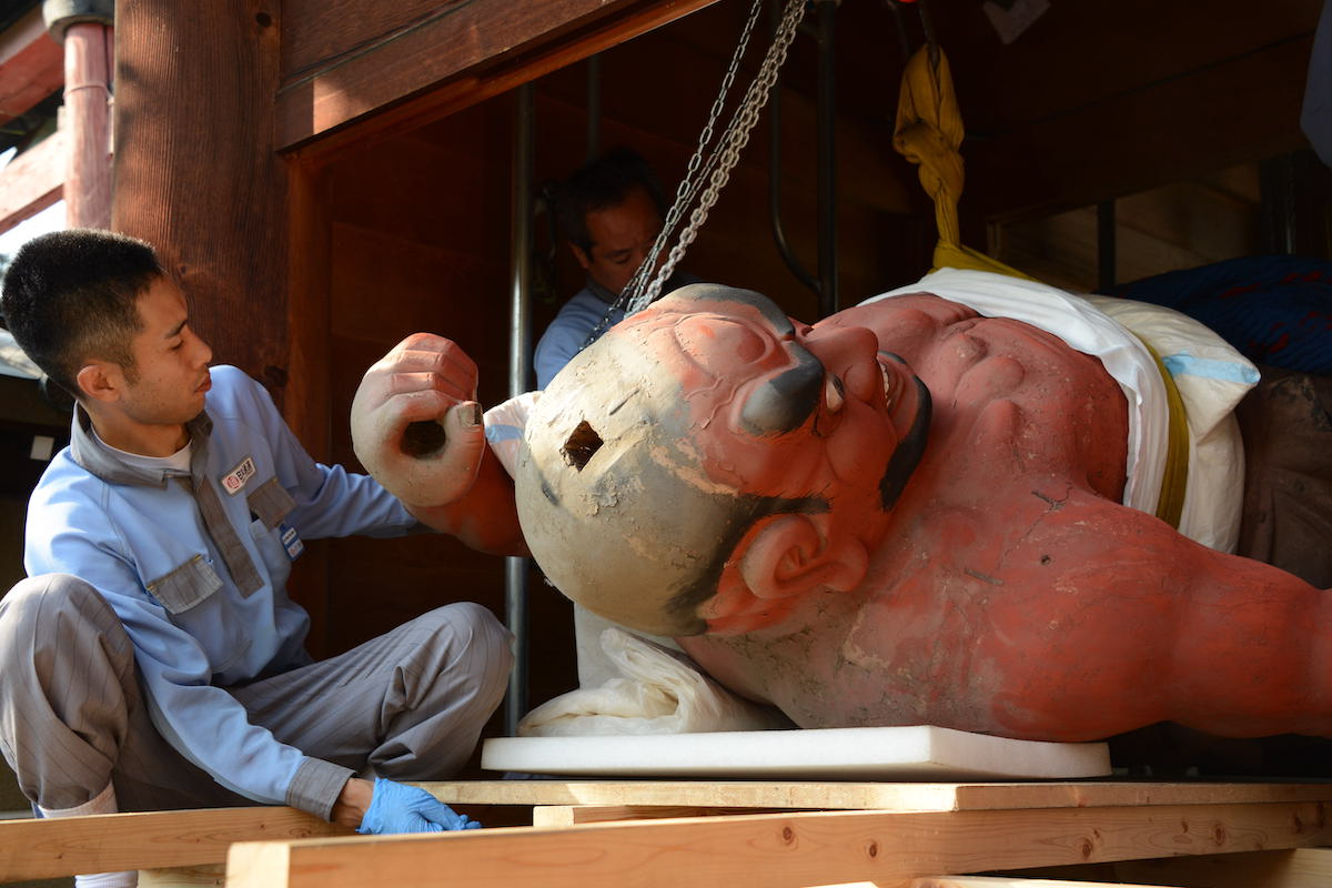 阿形仁王像を搬出台に乗せる