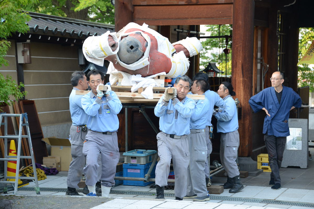 阿形仁王像 搬出台での運搬作業