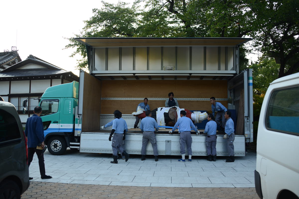 トラックの架台上の阿形仁王像