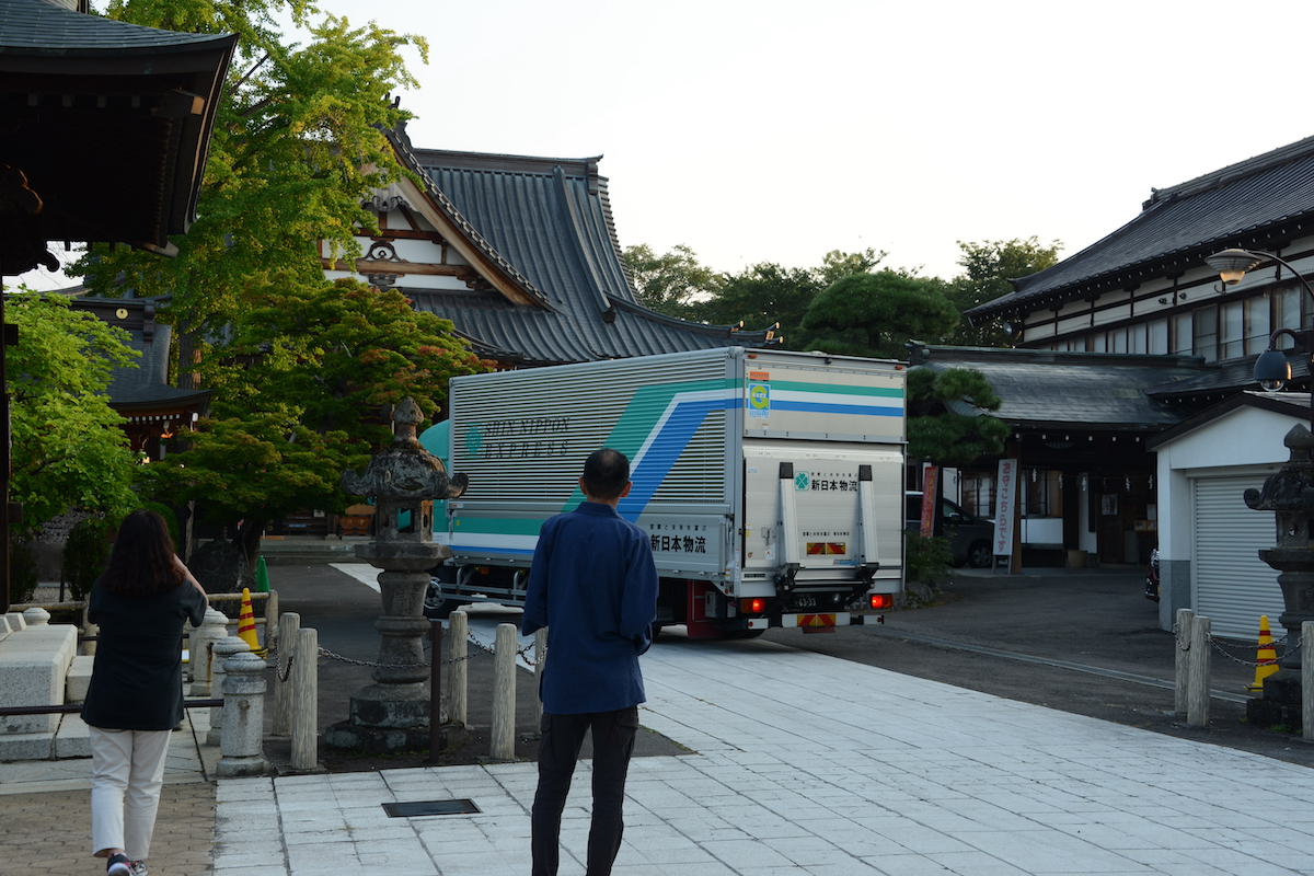 トラックによる阿形仁王像の運搬