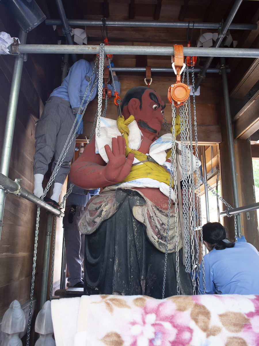 吽形仁王像 搬出つり上げ作業
