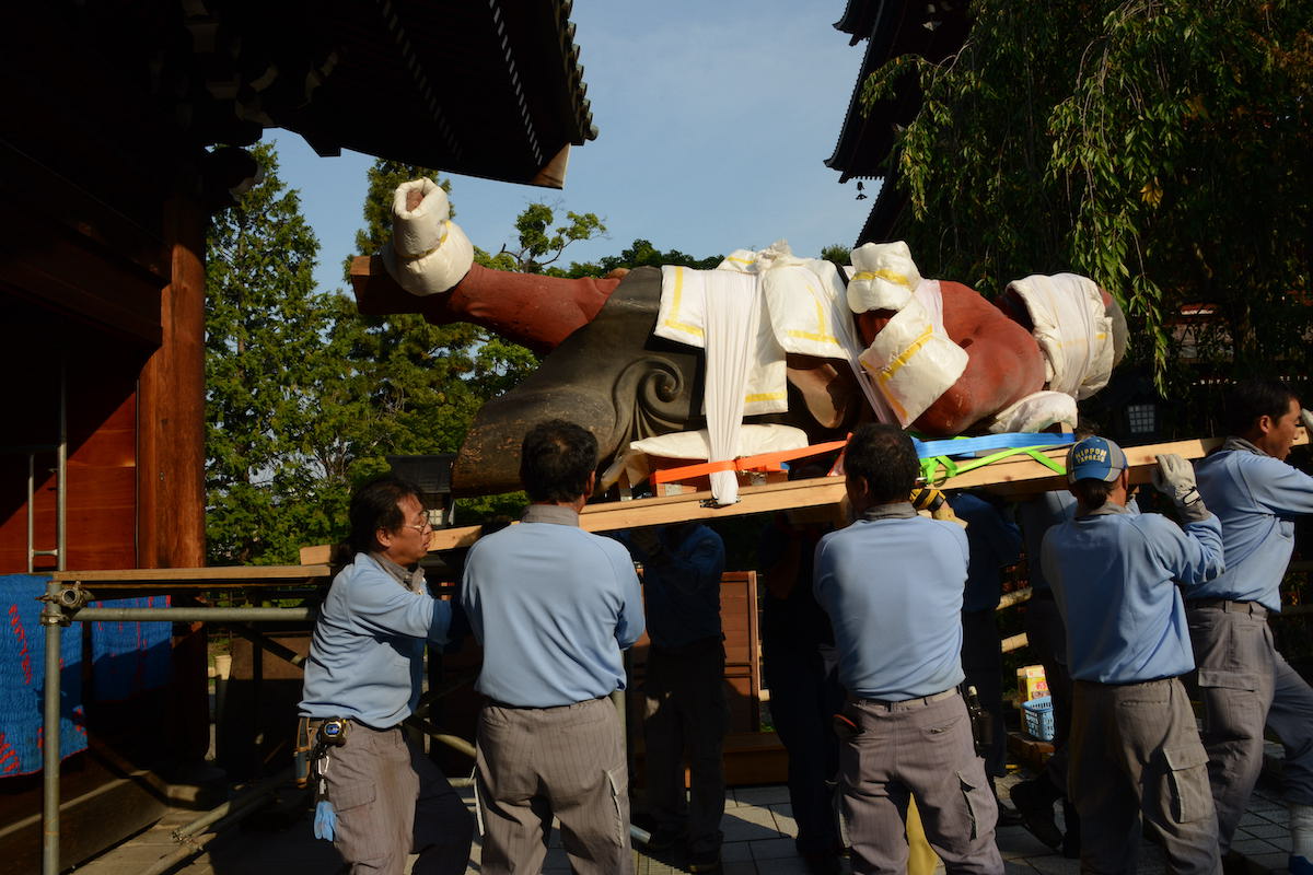 吽形仁王像 搬出台での運搬作業