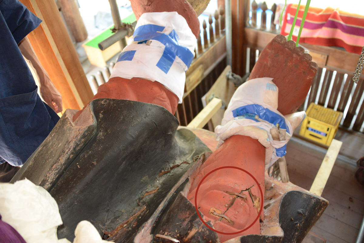 吽形仁王像の右脚から見える鎹（かすがい）