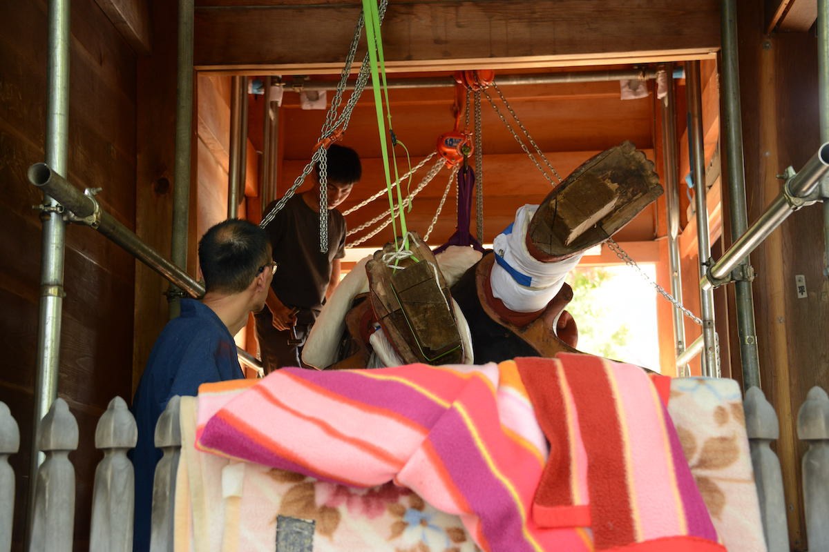 宙づりされた吽形仁王像の脚