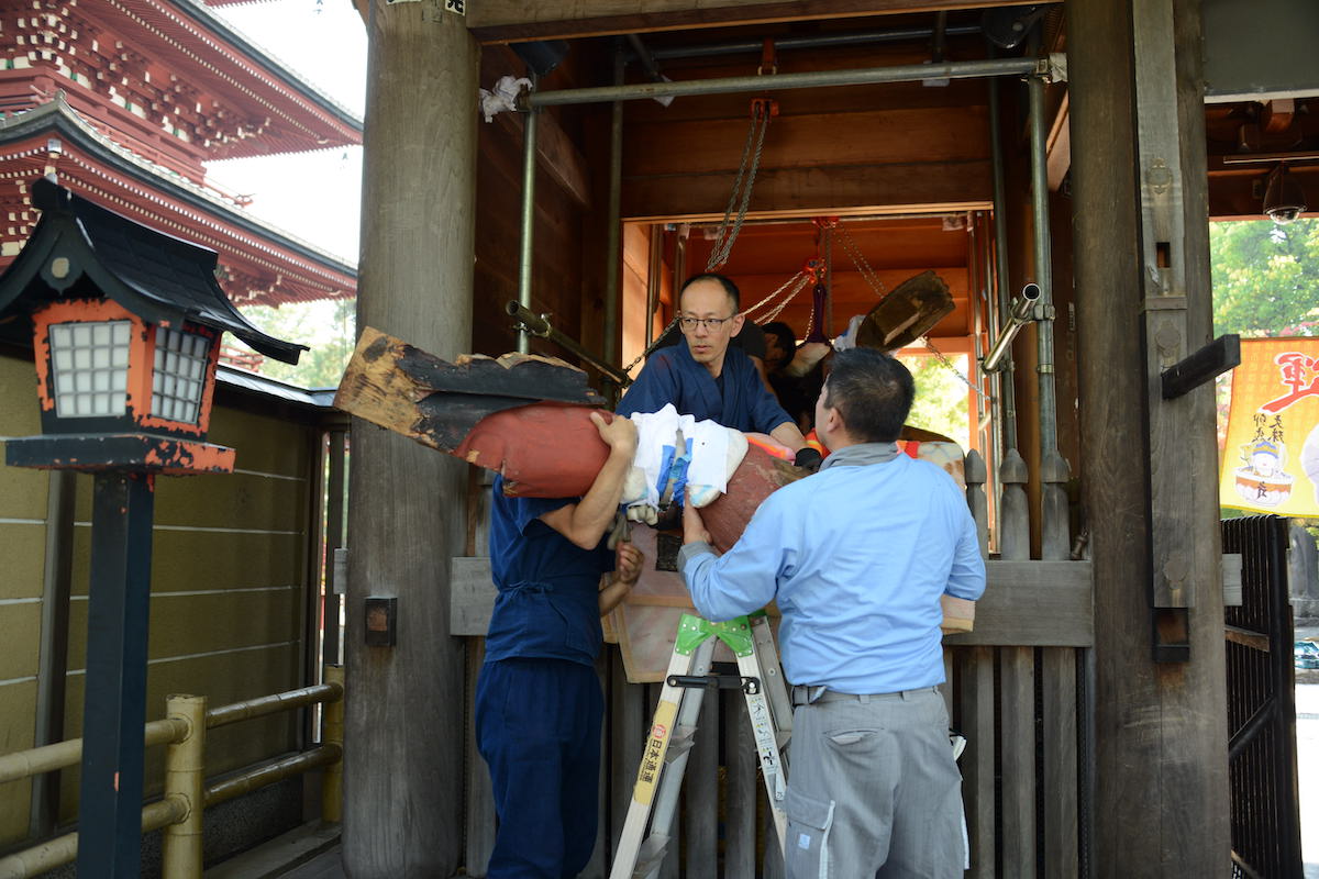 吽形仁王像 取り外した右脚の搬出