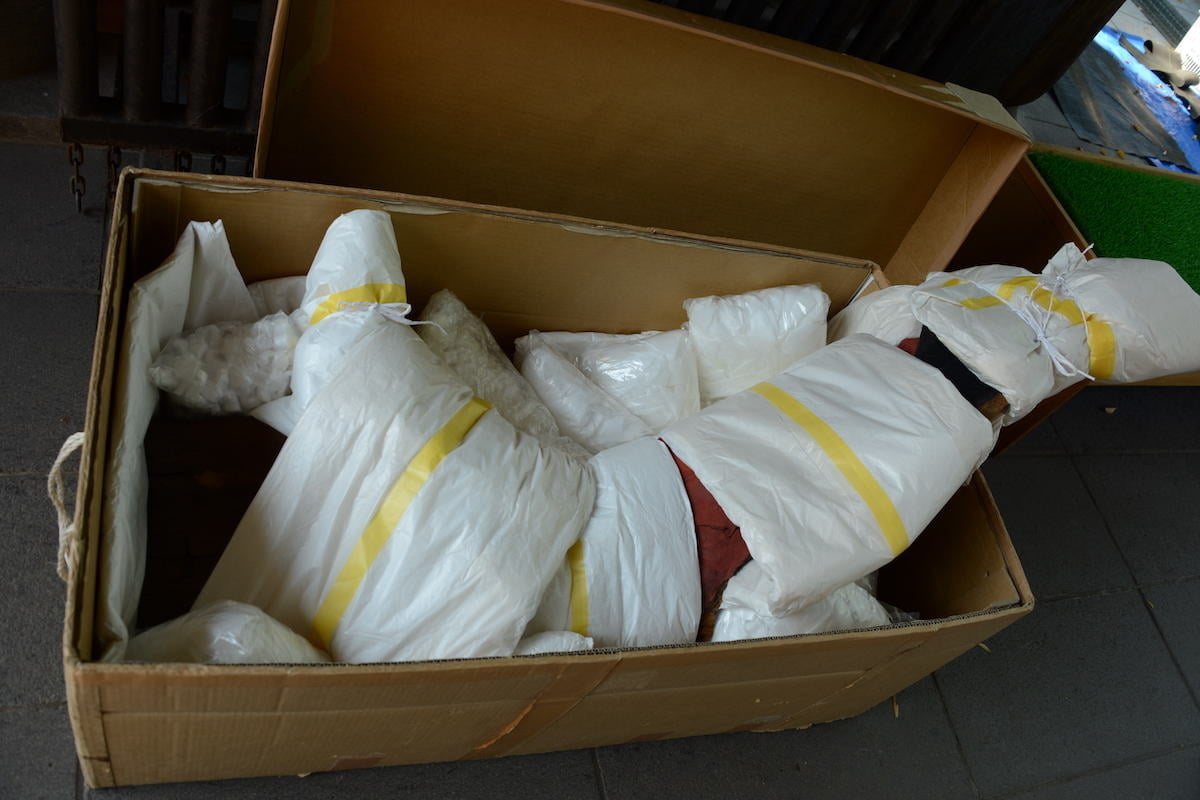 吽形仁王像 取り外した右脚の梱包