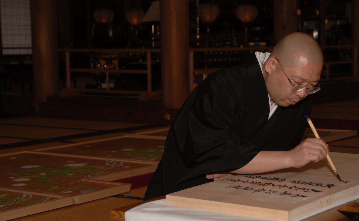 堂宇・六角堂内部を飾る「蓮葉童遊図」裏への揮毫