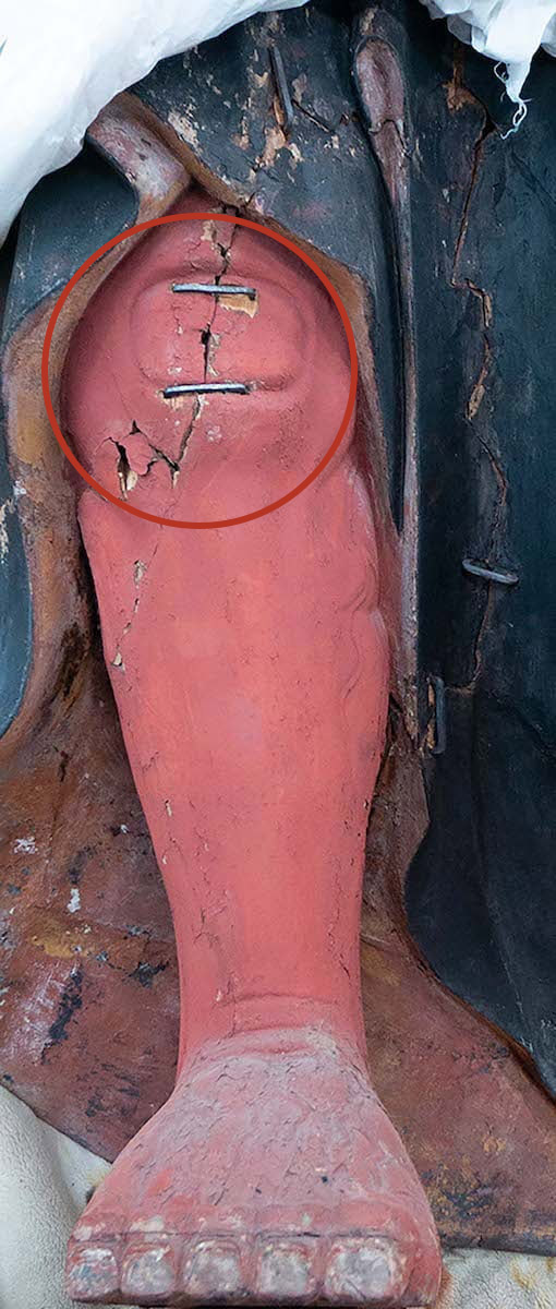 吽形仁王像 右脚過去の修理箇所（鎹（かすがい）の打ち込み）