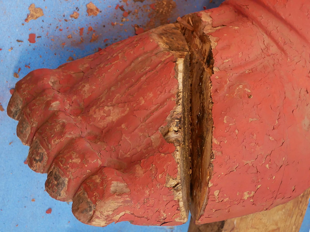 補彩による剥落箇所（左足首先 体表の彩色）