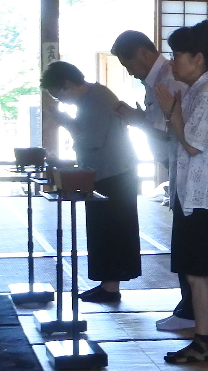 仁王像を拝む参拝客