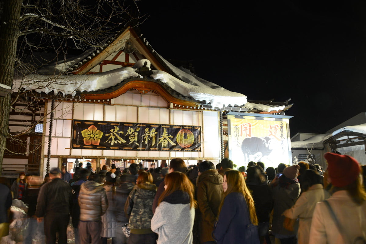 最勝院を訪れる大みそかの参拝客