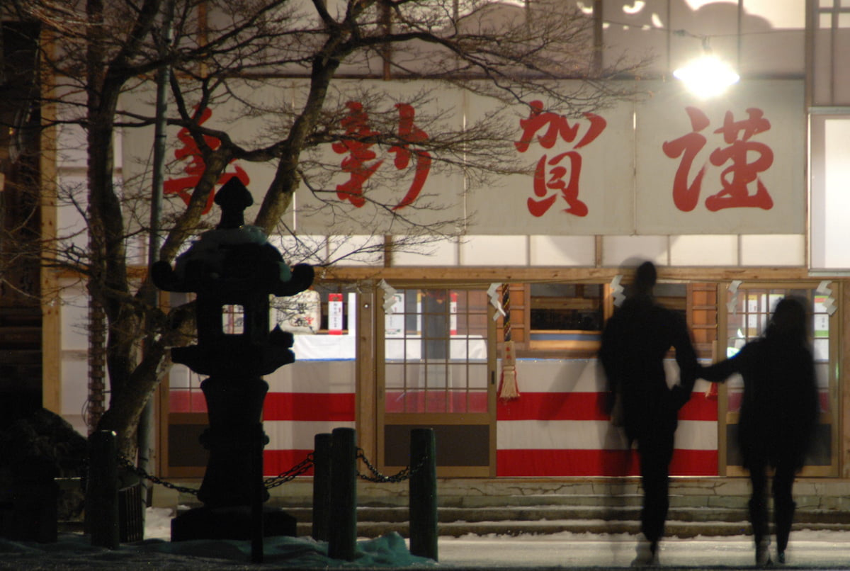 最勝院を訪れる参拝者（松の内明け）