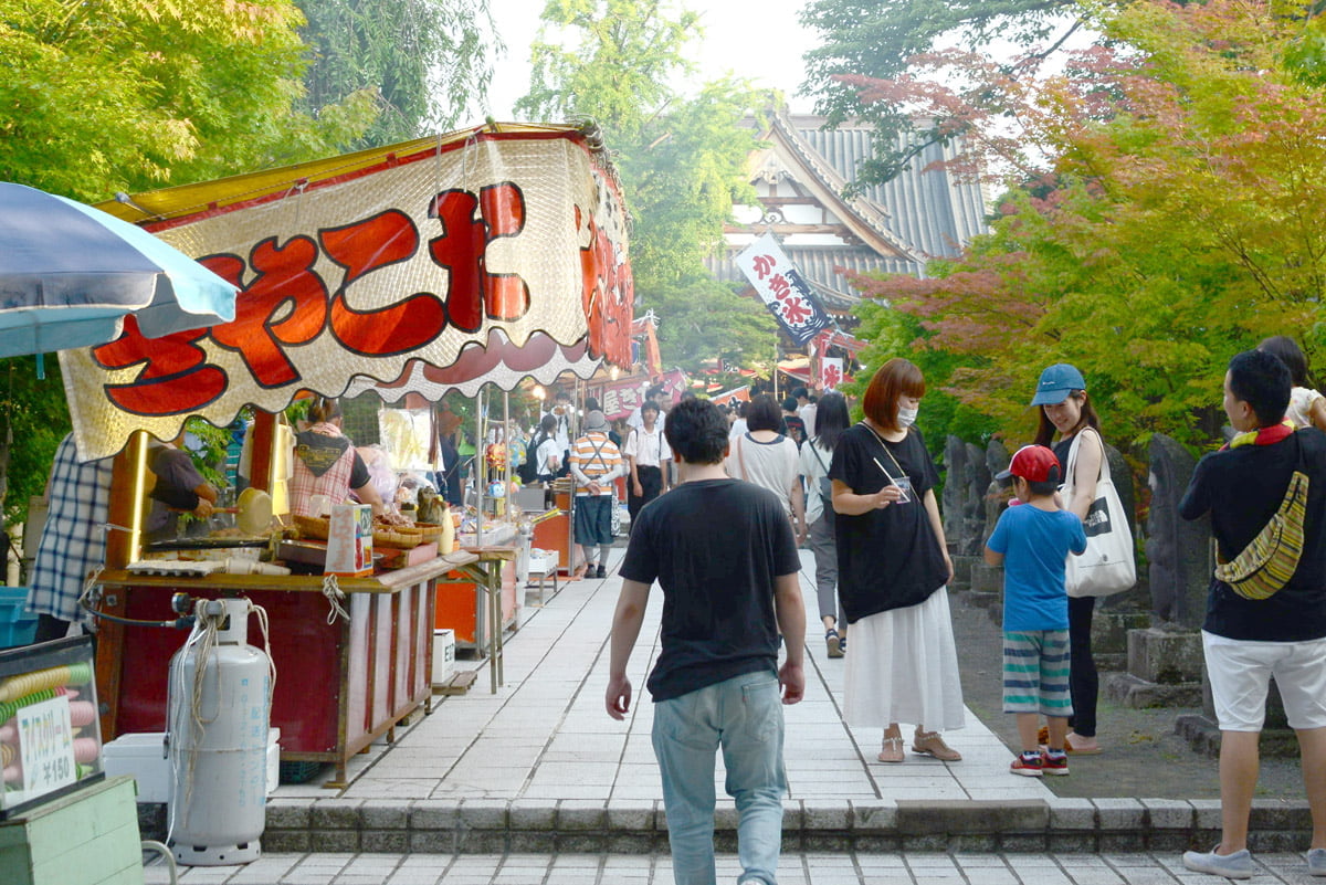 大円寺の宵宮で最勝院を訪れる人々