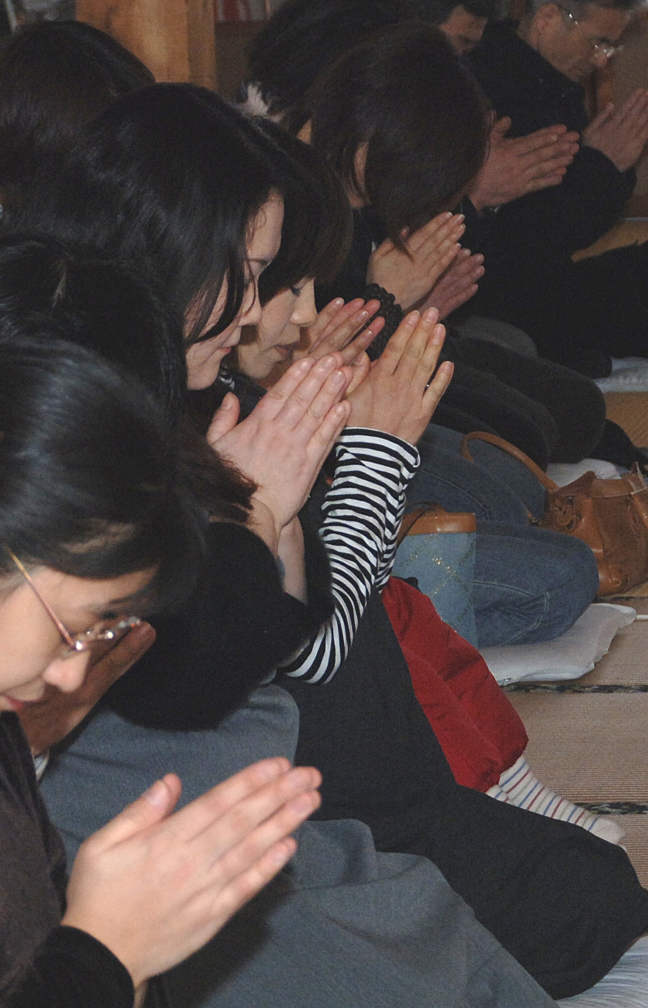 最勝院の仁王様に手を合わせる人々